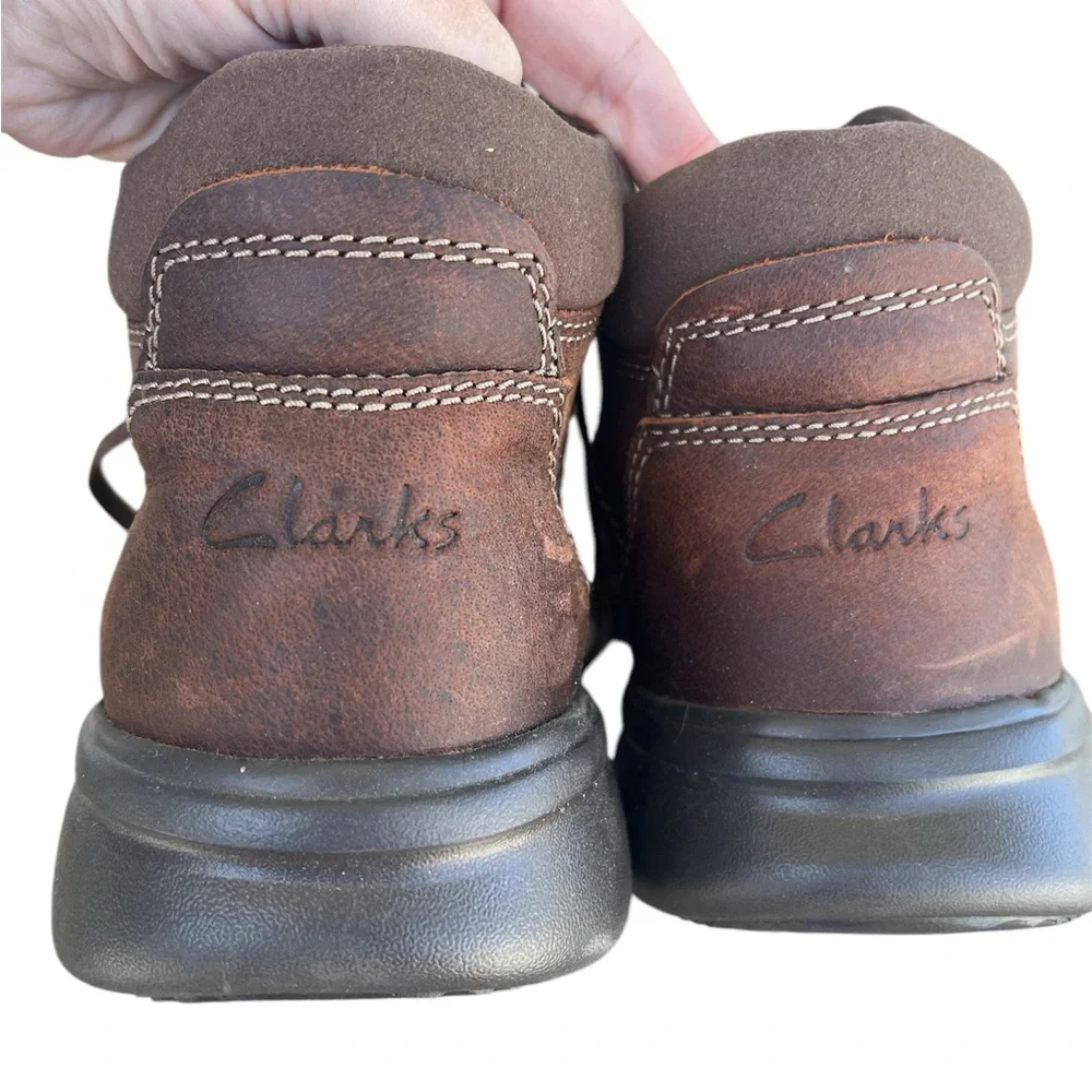 Men’s Clarks NWOB Brown Bradley Mid size 8.5 M. Lightweight. Leather upper.